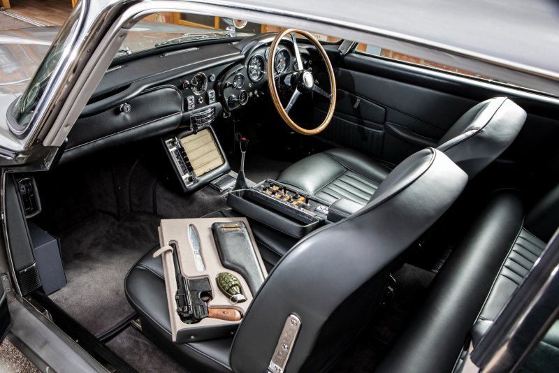 Aston Martin db5 Джеймса Бонда