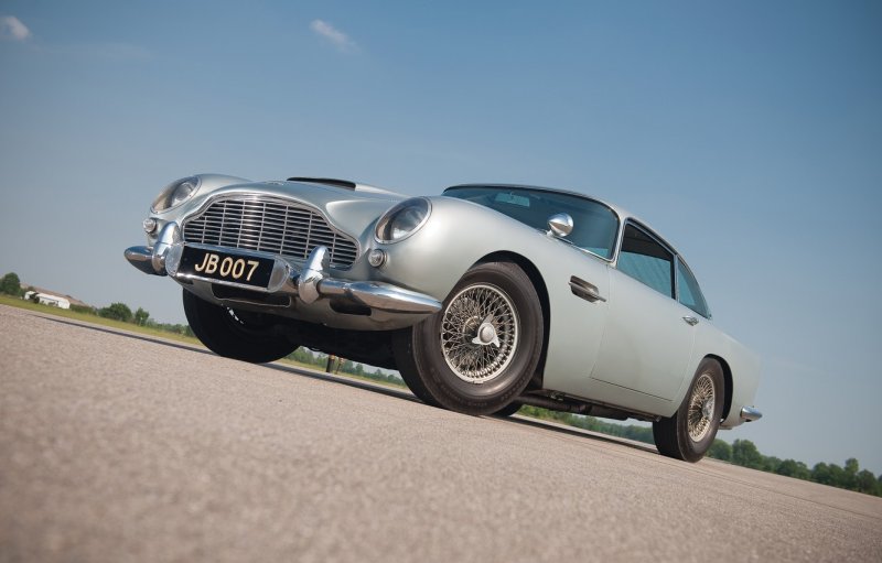 Aston Martin db5 Джеймса Бонда