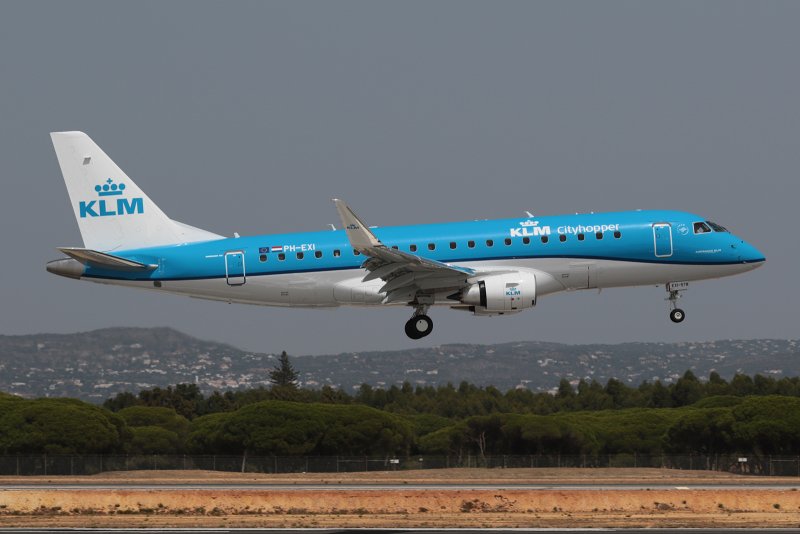 Самолет Embraer rj170