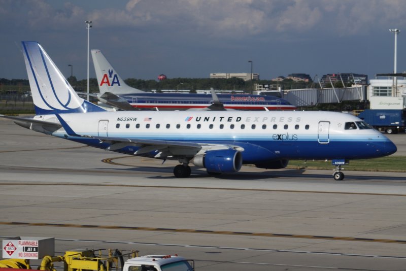 Самолет Embraer EMB 175