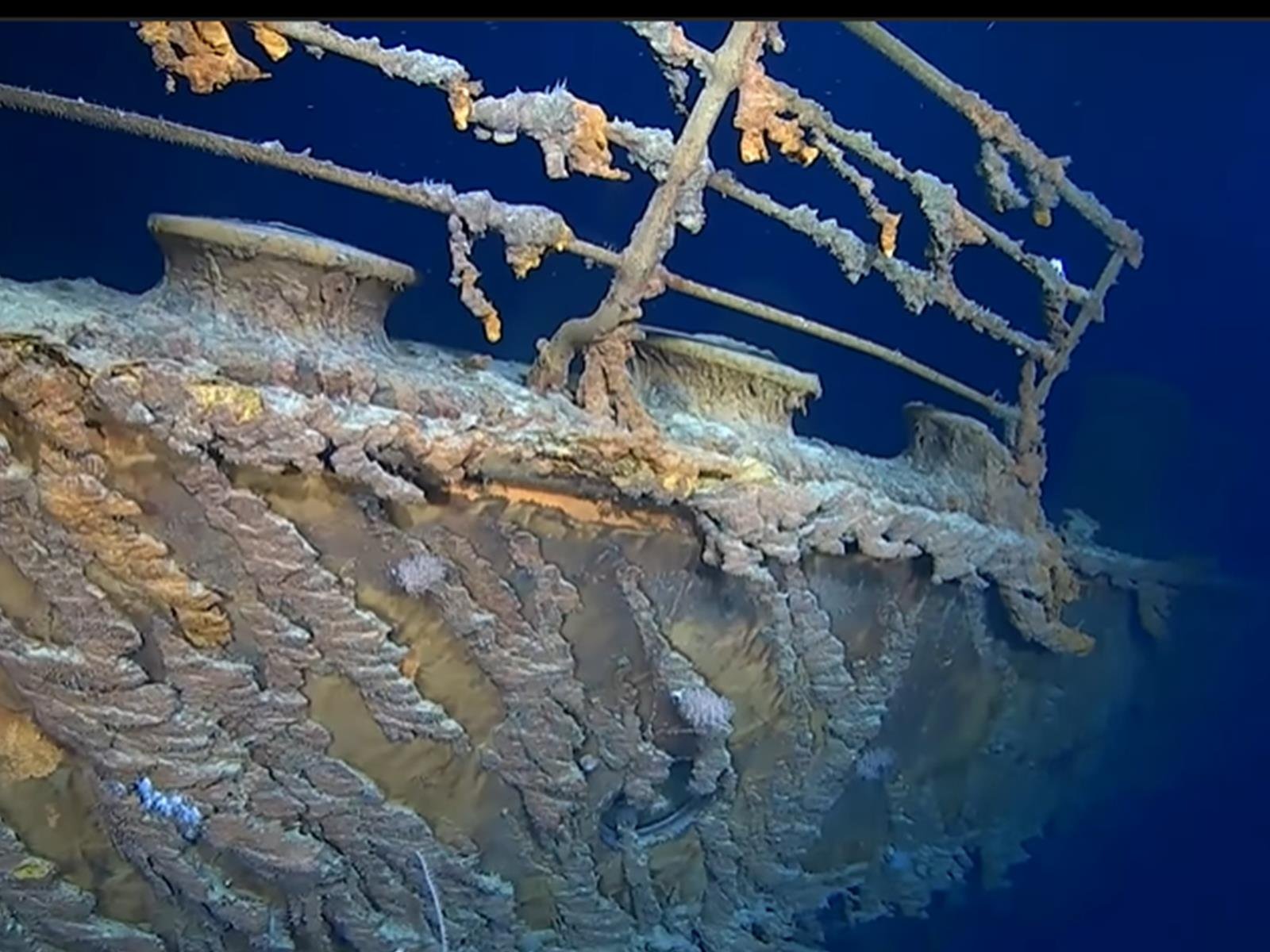 100 лет под водой. Титаник на дне моря крупный план. Океанолог который нашел Титаник. Воронье гнездо в музее Титаника.