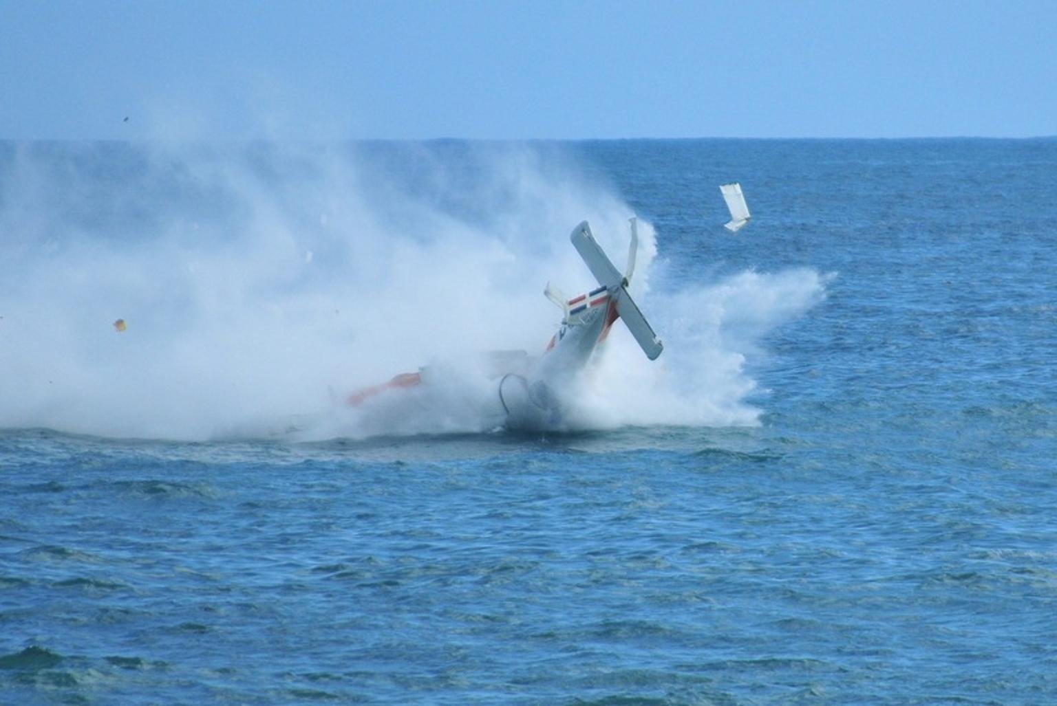 Самолет падает в воду. Катастрофа Cessna 551 в Балтийском море. Самолёт падает в море. Самолёт падает в океан.