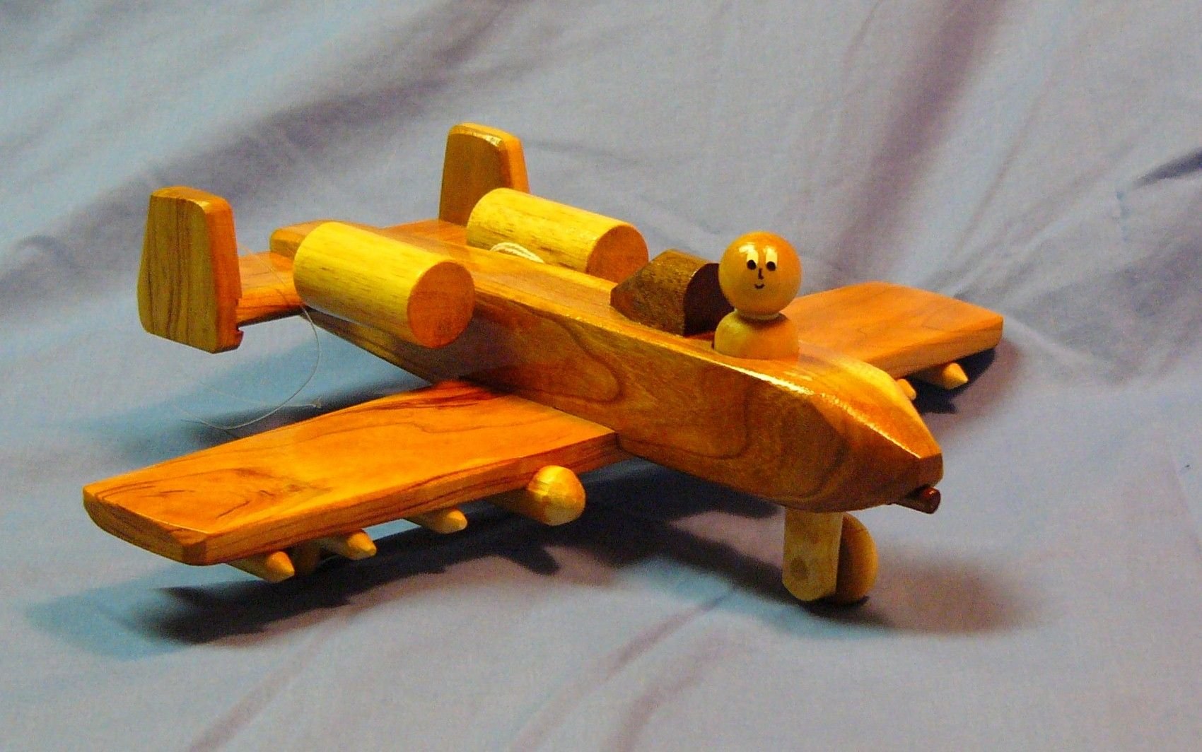 Деревянный самолет в садик