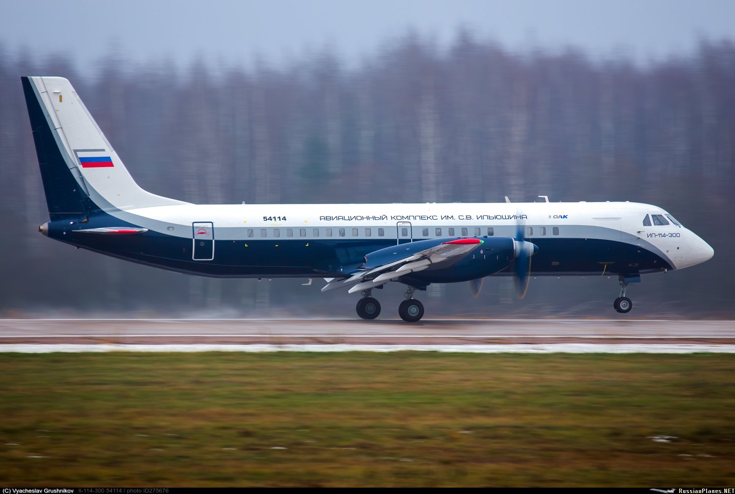 Первый полет российского самолета. Самолет ил-114-300. Ил-114 300 пассажирский. Ильюшин ил-114-300. Ил-114 пассажирский самолёт.