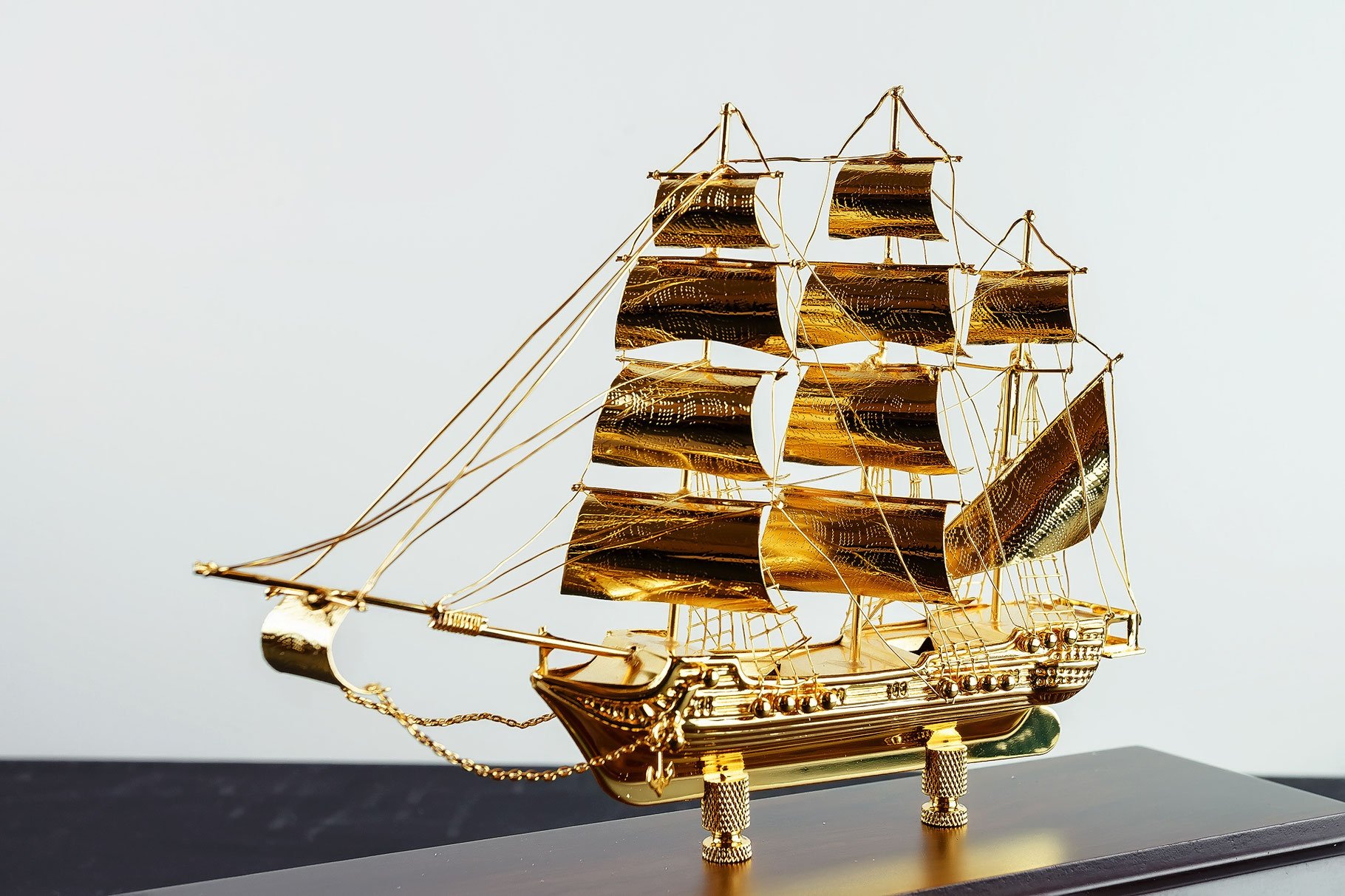 Найден корабль с золотом. Золотой парусник. Парусник с золотом. Золотой парусный корабль. Корабль фэн шуй.