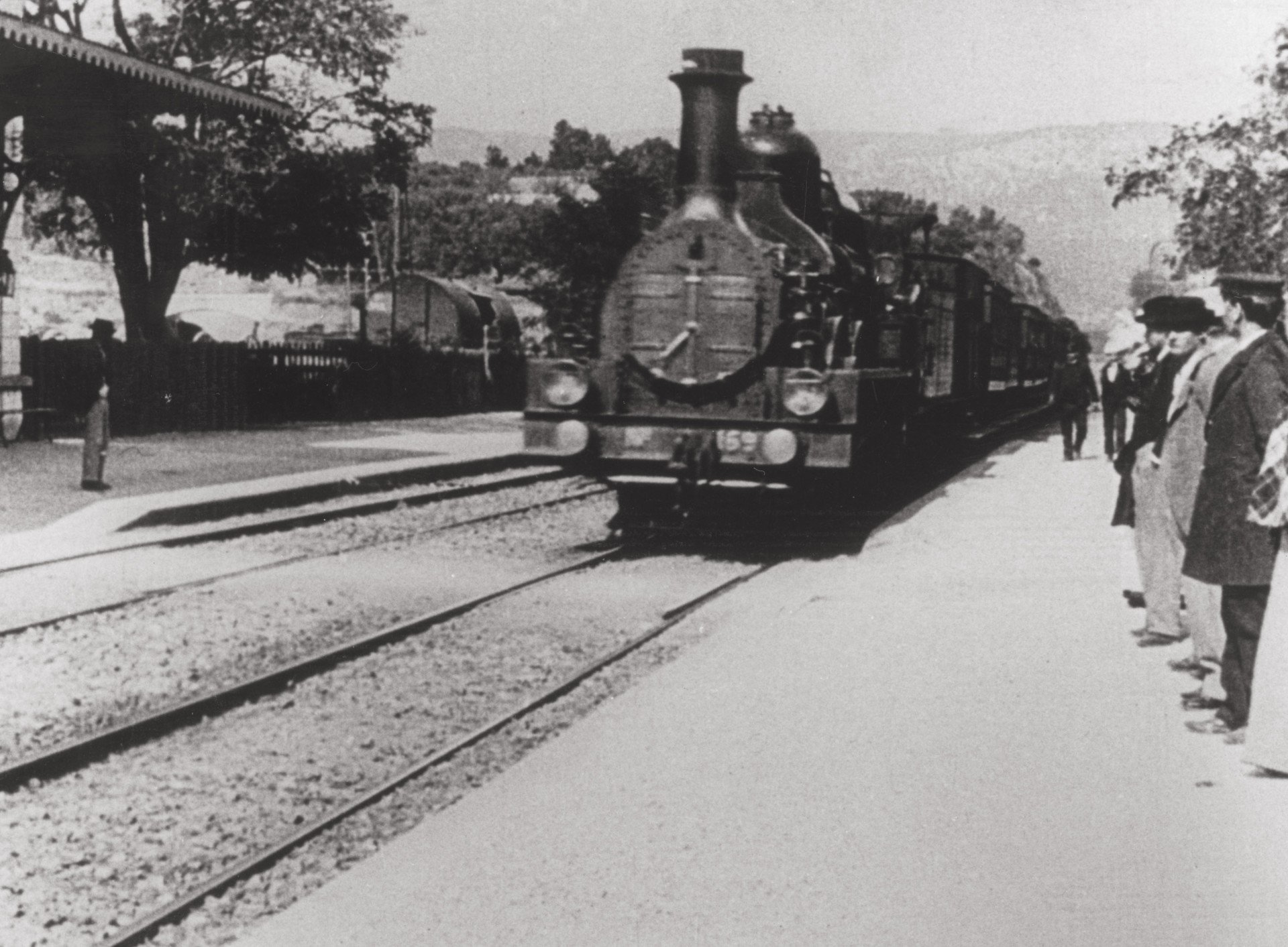 Железнодорожный приезд. Прибытие поезда братьев Люмьер. Прибытие поезда на вокзал ла-Сьота.