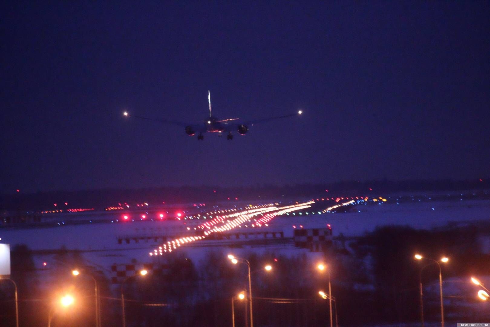 Самолет в 7 вечера. Посадка самолета в Шереметьево. Самолет ночью. Самолет в ночном небе. Вечерний самолет.