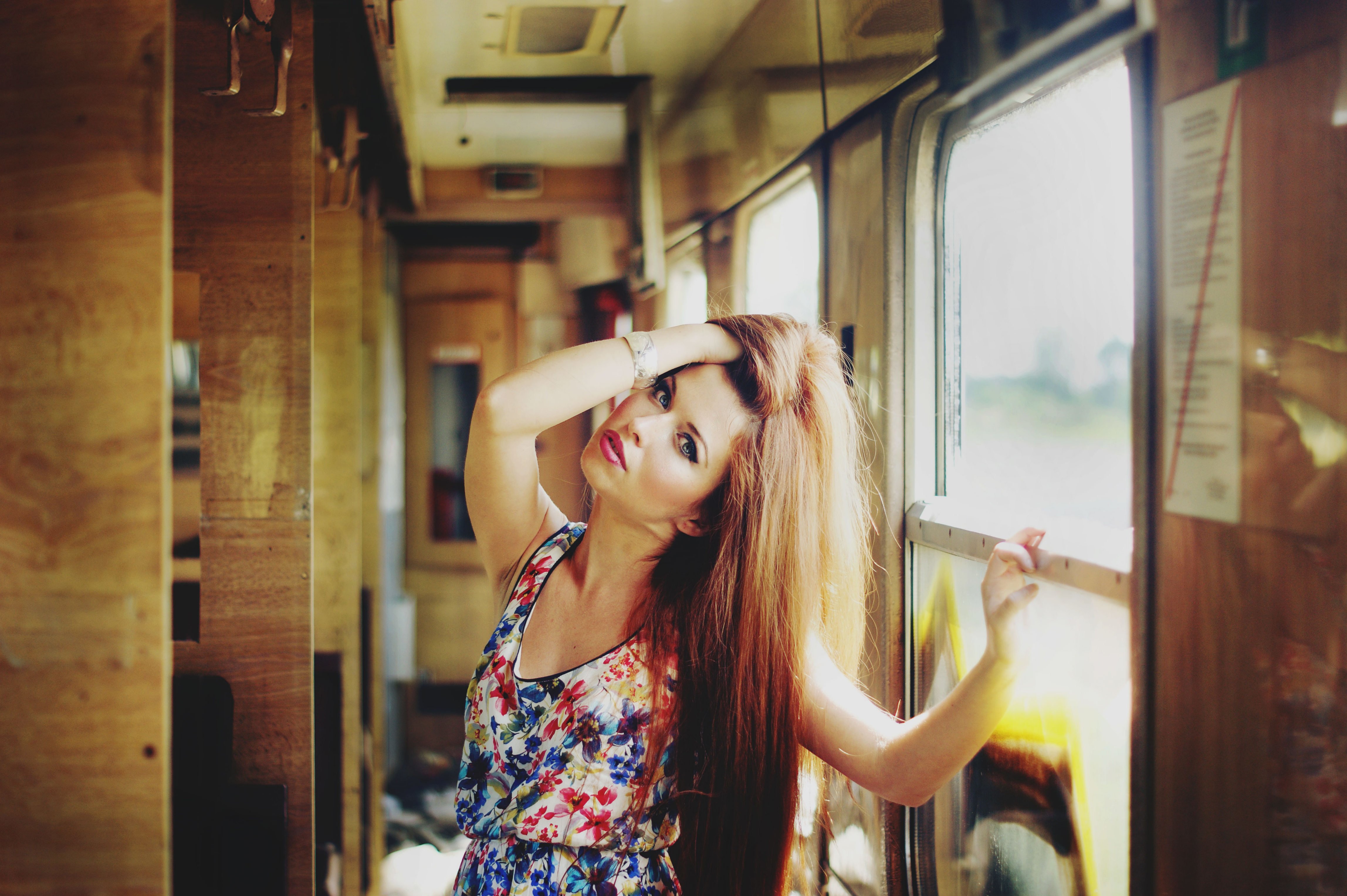 Женщина в купе поезда. Красивая девушка в электричке. Девушка у поезда фотосессия. Красивые девушки в купе. Красивые девочки в поезде.