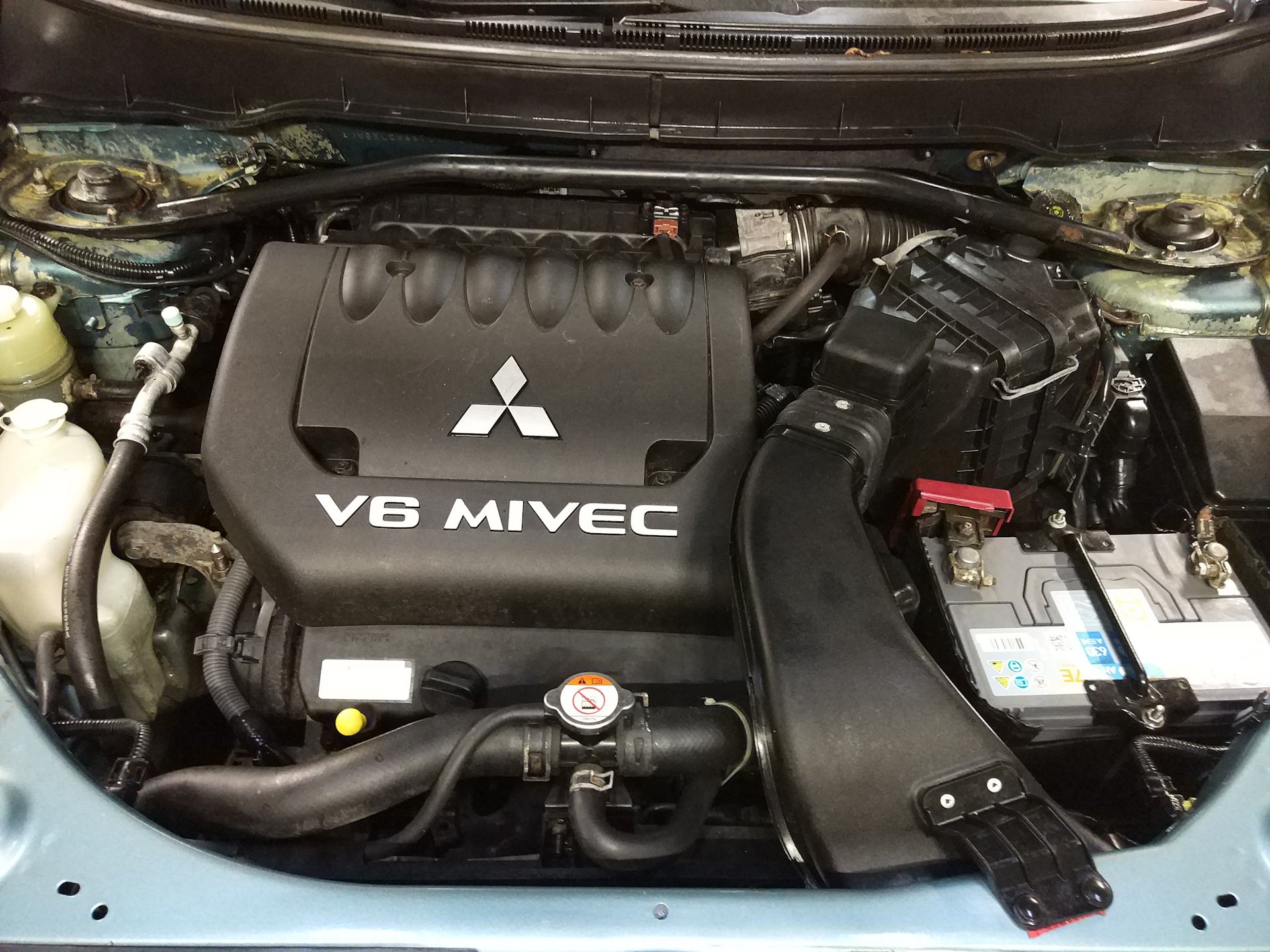 Мицубиси аутлендер мотор. V6 мотор ХЛ Аутлендер 3.0. Mitsubishi Outlander XL 3.0 двигатель. Outlander XL 2008 под капотом. Аутлендер XL 2,4 мотор.