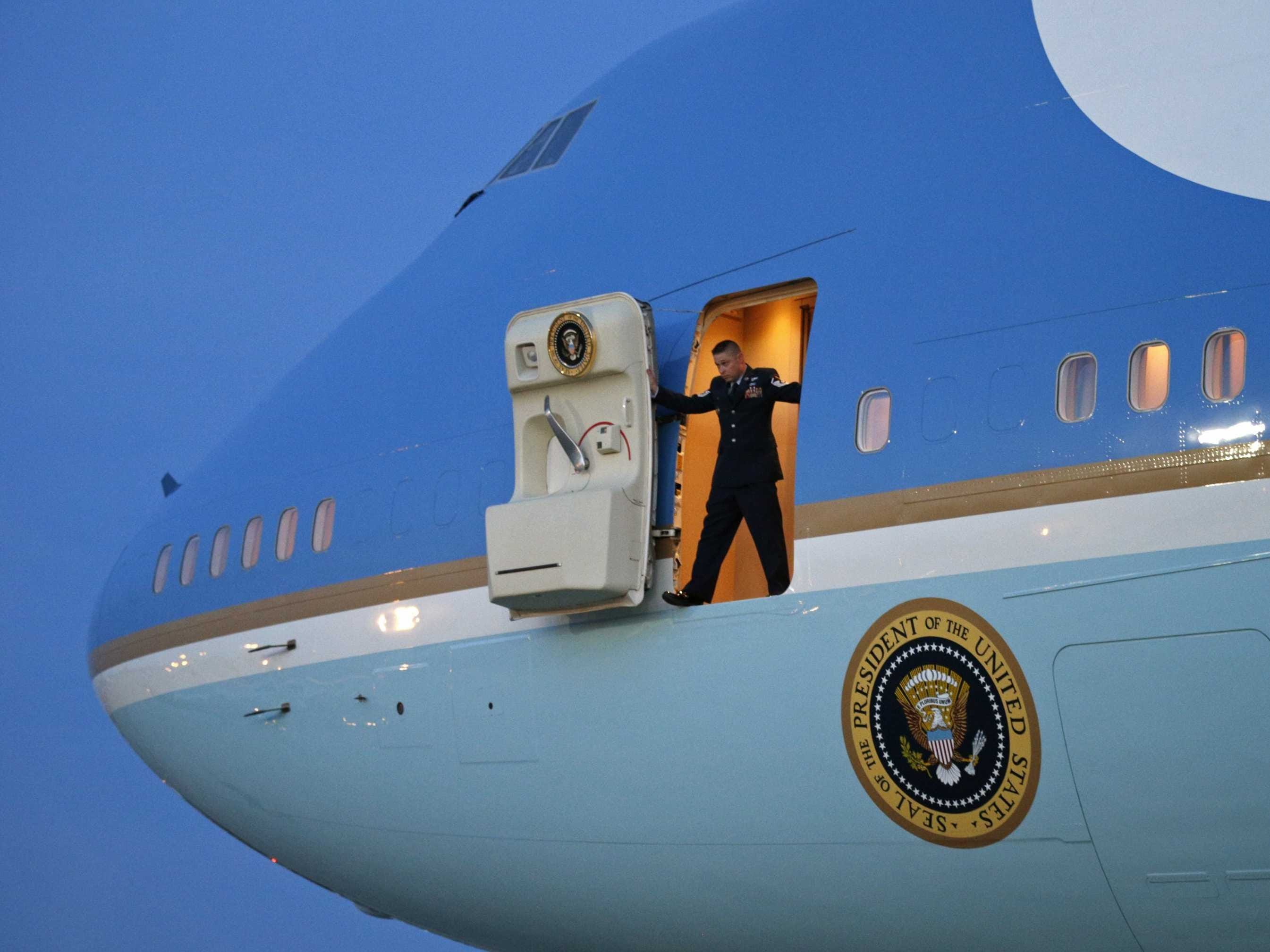 Авиарейсы открывают. Боинг 747 президента США. Борт 1 президента США. Боинг борт номер 1. Дверь самолета Боинг 747.