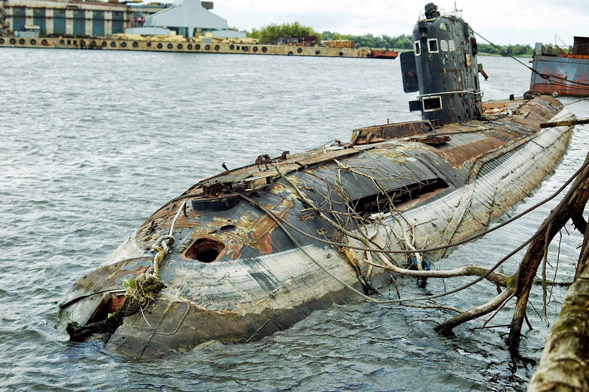 Подводные лодки в крыму. Подводная лодка ВМФ Украины Запорожье. СС-310 подводная лодка. Подводная лодка Запорожье приварена к пирсу. Подводная лодка в степях Украины.