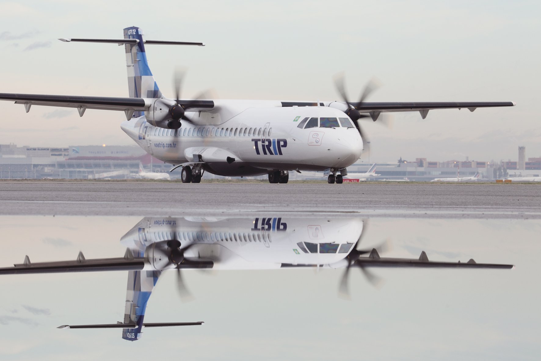 Самолет трип. ATR 72-500 самолет. ATR ATR 72 самолет. ATR 72 самолет UTAIR. ATR 72-500 ЮТЭЙР.
