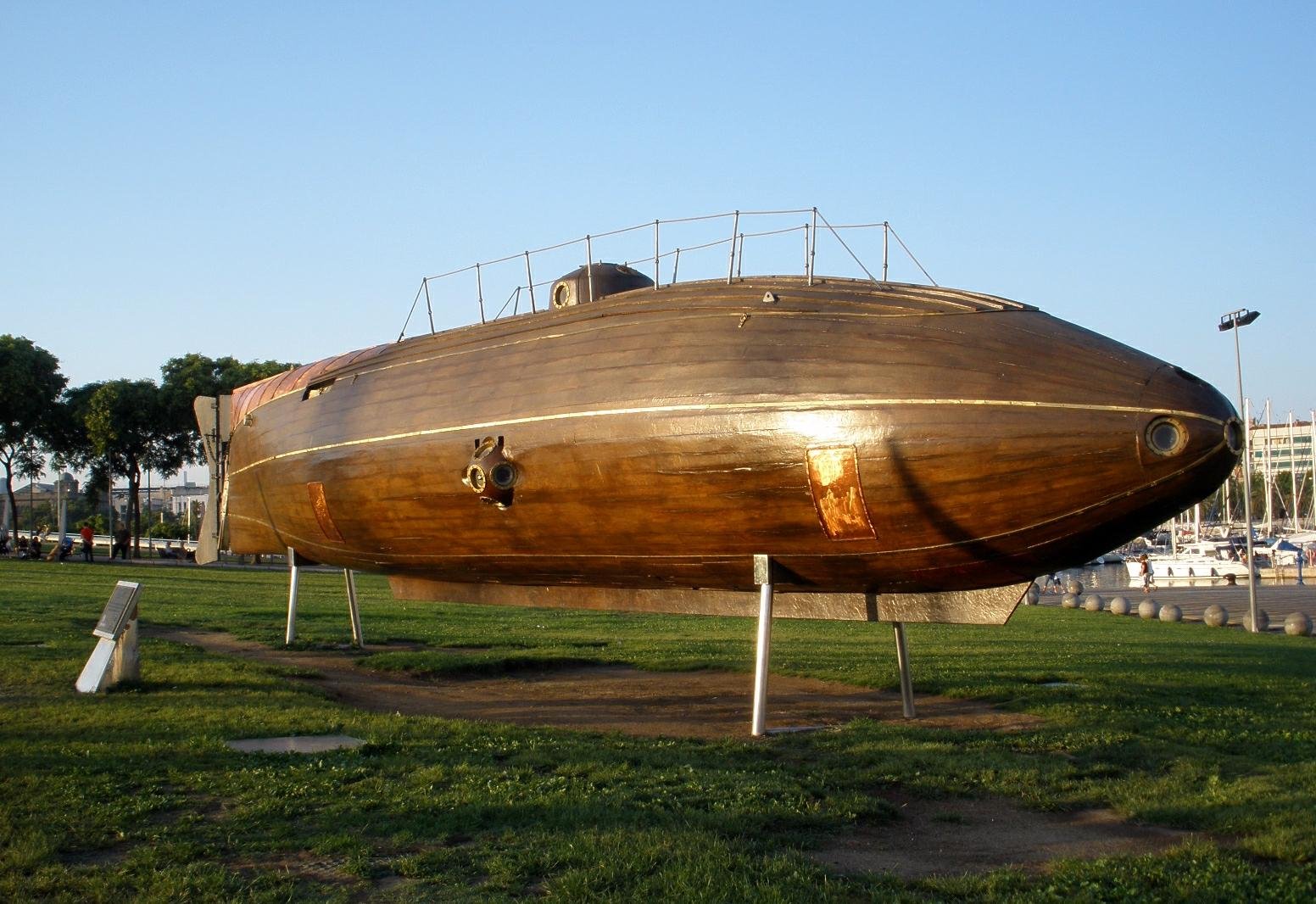 Первая лодка в мире. Корнелис дробель подводная лодка. Морской музей Барселона Батискаф. Дэвид Бушнелл подводная лодка. Первая подводная лодка в мире.