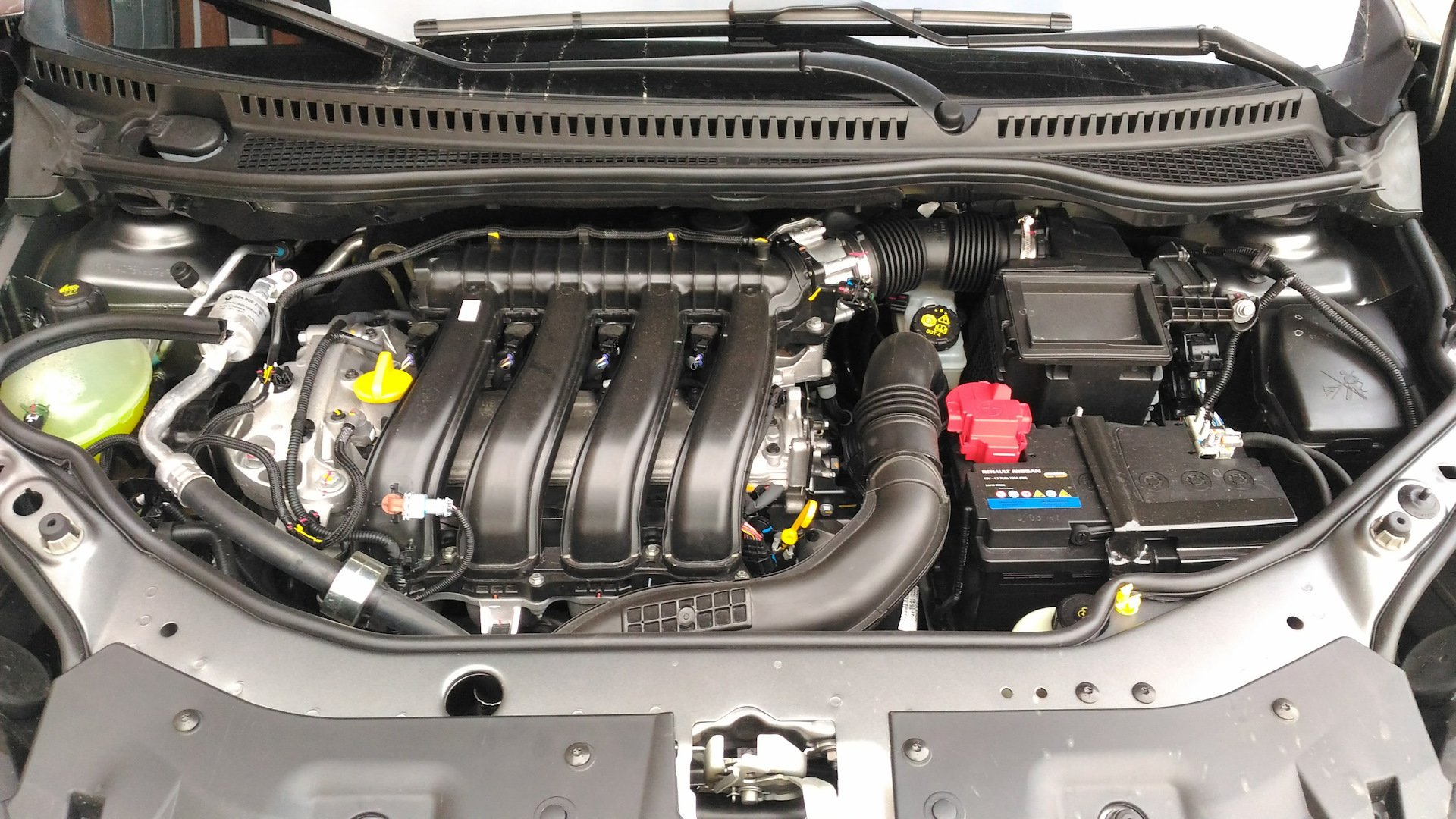 Двигатель дастер 2.0 143 л с. Двигатель Renault Duster 2.0 f4r. Рено Дастер 2 литра мотор. Двигатель f4r Рено Дастер. Капотное пространство Рено Каптюр.