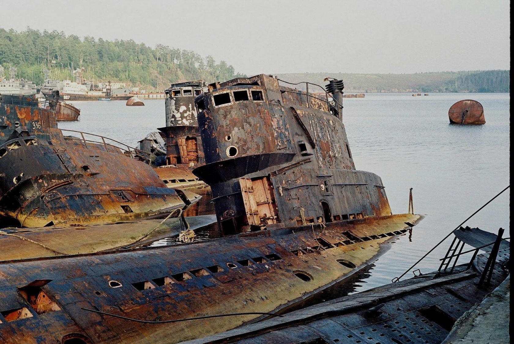 Советские военно морские базы. Кладбище атомных подводных лодок Мурманск. Кладбище подводных лодок Советская гавань. Кладбище подводных лодок СССР. 90 Обпл сов гавань бухта постовая.