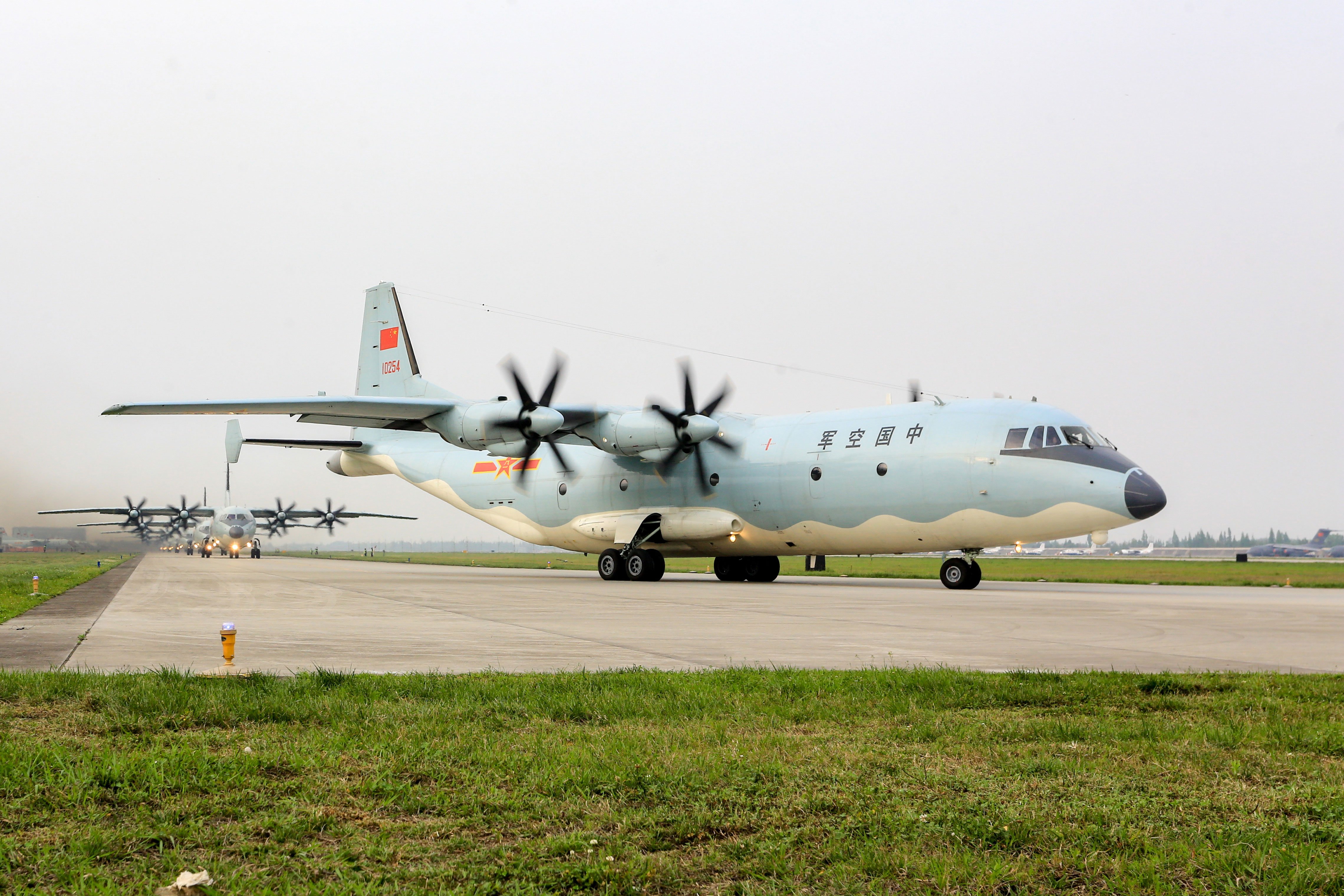 Y 9. Shaanxi y-9 Юнь-9 многоцелевой транспортный самолёт. Shaanxi y-8 самолет. Военно-транспортный самолёт Shaanxi y-9e. Y9 самолет китайский.