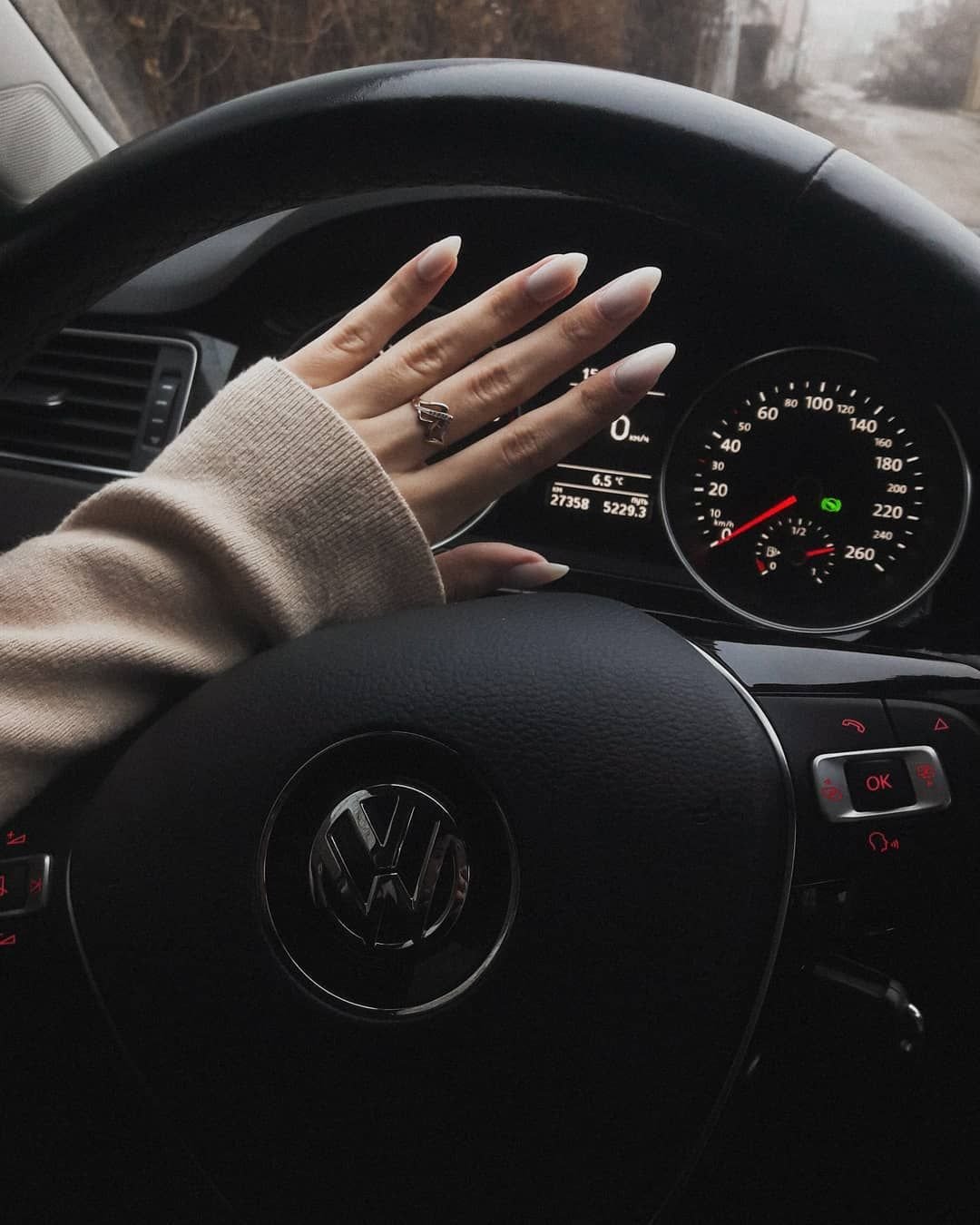 Домашняя автомобильных руками. Женские руки на руле. Женская рука на руле машины. Рука на руле VW. Авто в руках.