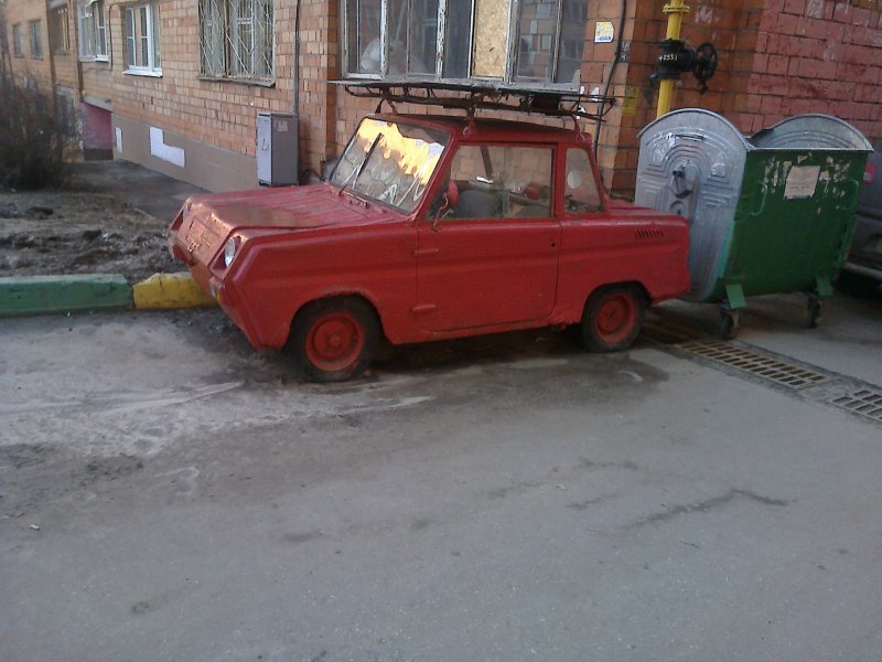 Брошенный автомобиль во дворе