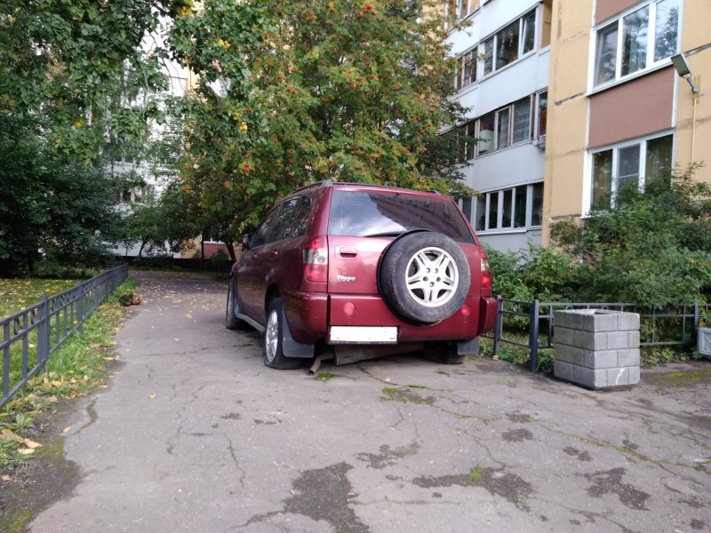 Красная машина во дворе