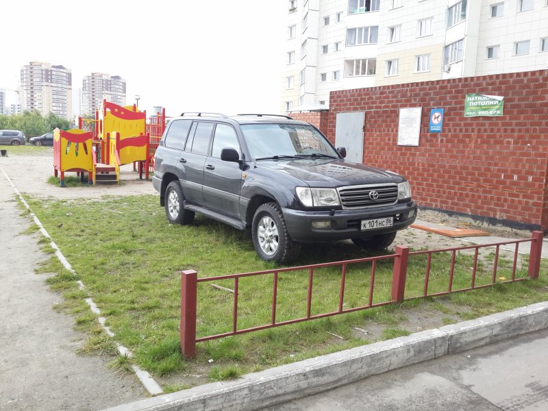 Парковка на детской площадке