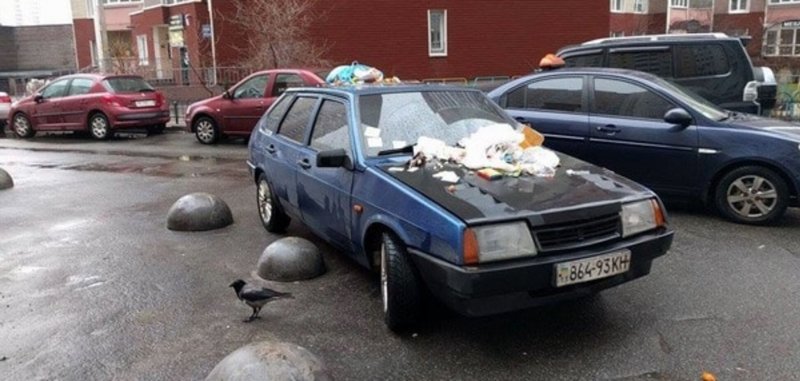 Машина загородила мусорку