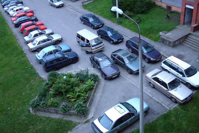 Хорошая парковка во дворе