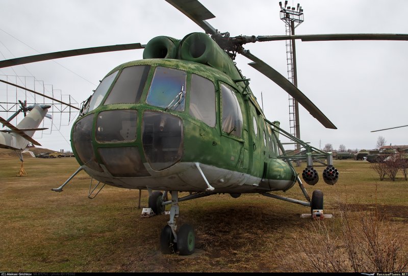 АН-2 кукурузник над полем