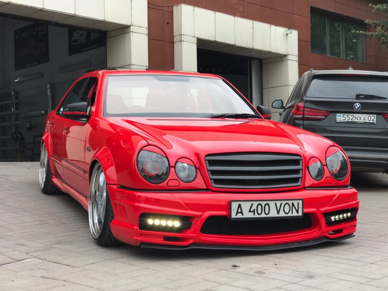 Mercedes Benz w210 красный