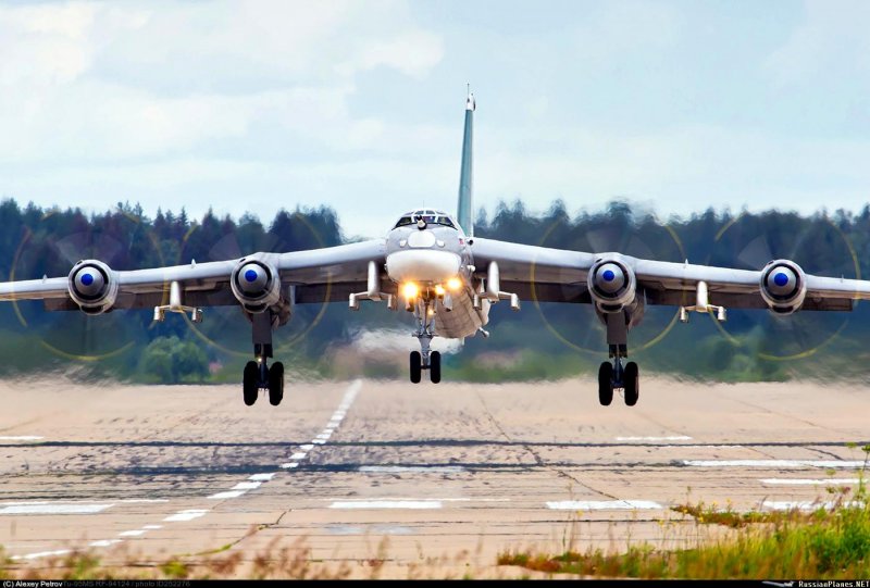Ту-95мс вид спереди