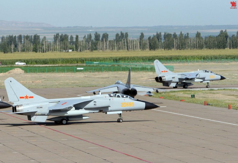 Китайский истребитель бомбардировщик JH-7