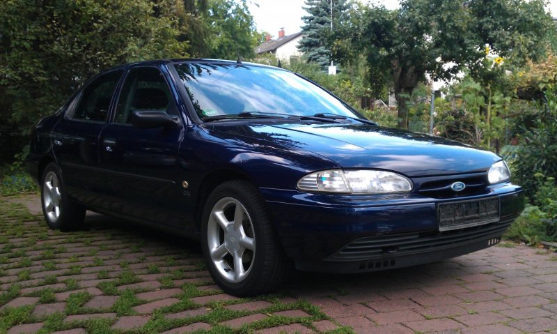 Ford Mondeo 1 зелёный с черным капотом