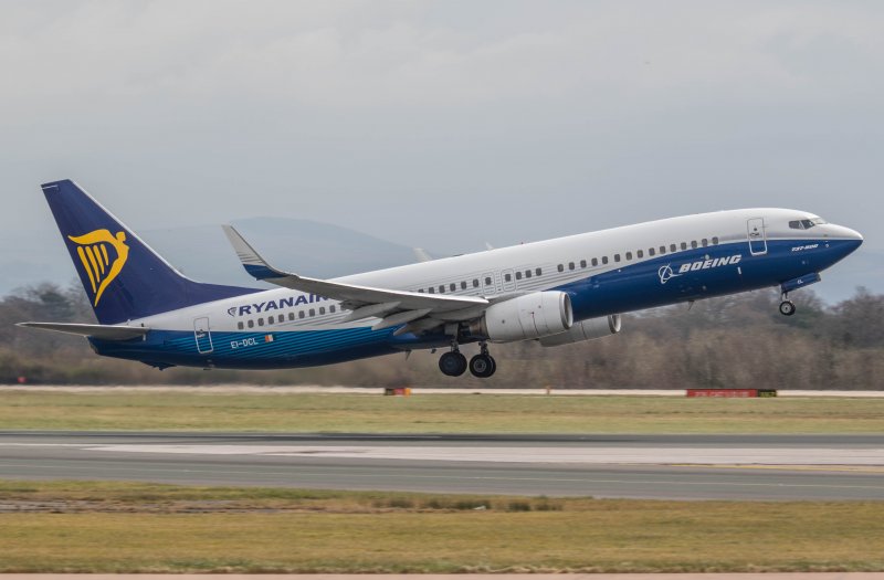 Boeing 737-800 Ryanair с птичьим клювом