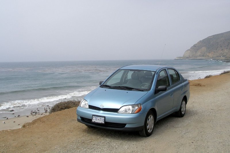 Toyota Echo седан