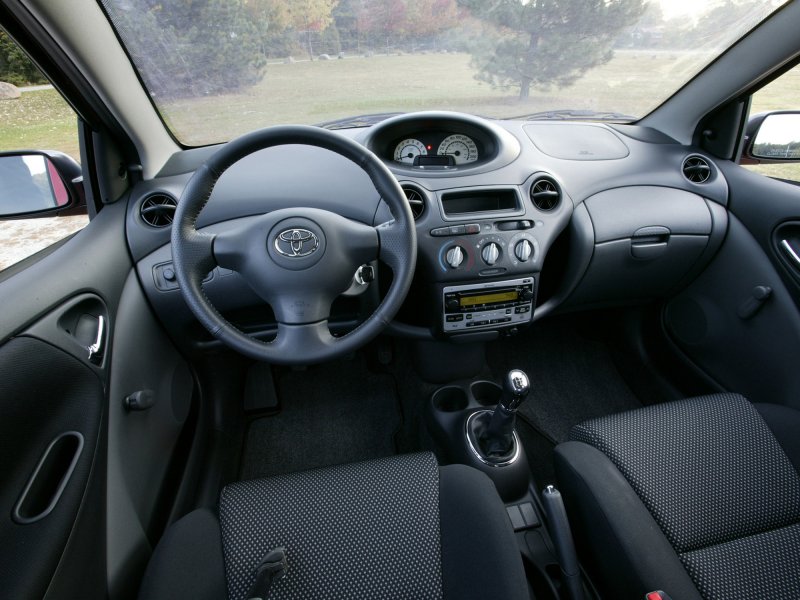 Toyota Echo салон