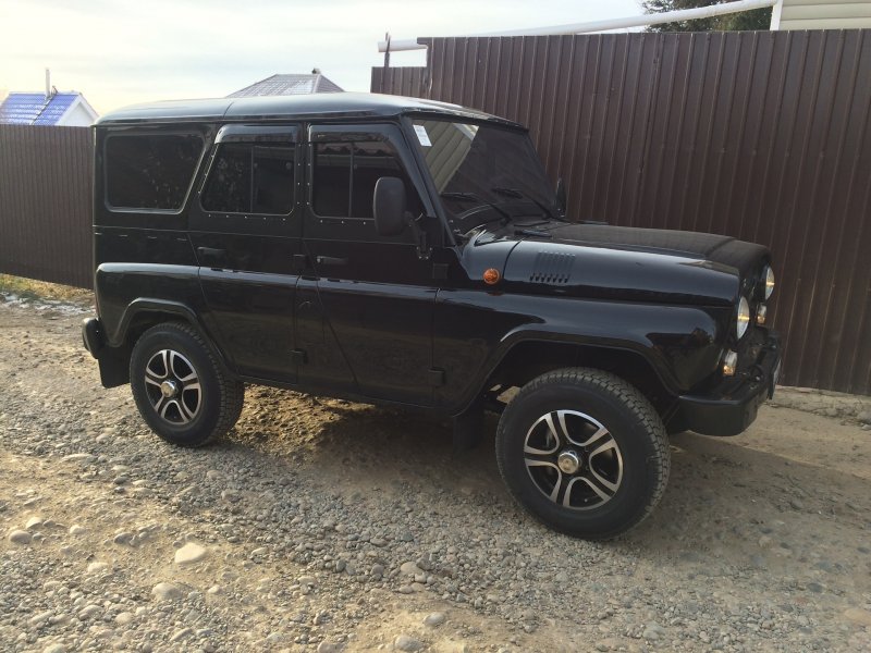 Черный тюнингованный УАЗ Хантер