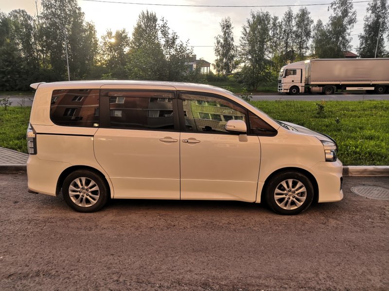 Toyota Voxy 4wd