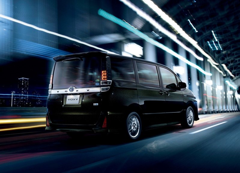 Toyota Voxy Hybrid 2016
