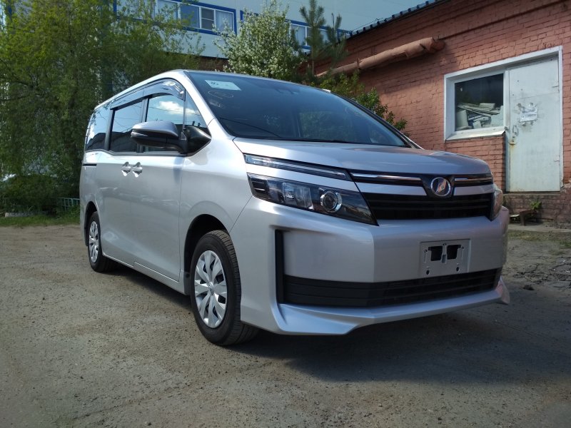 Toyota Voxy zrr80w