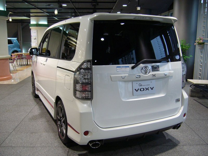 Toyota Voxy 2007 - 2010