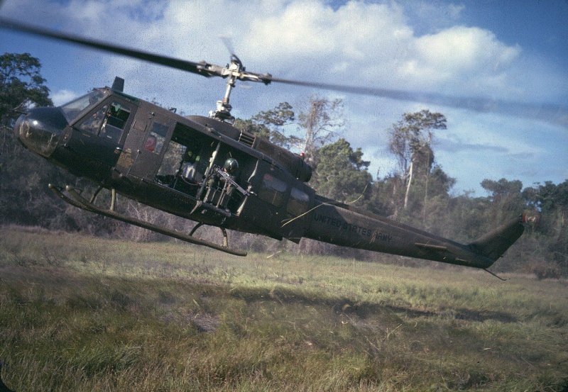 Вертолет uh-1b во Вьетнаме