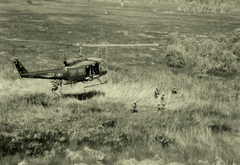 Подбитый ирокез uh-1 во Вьетнаме