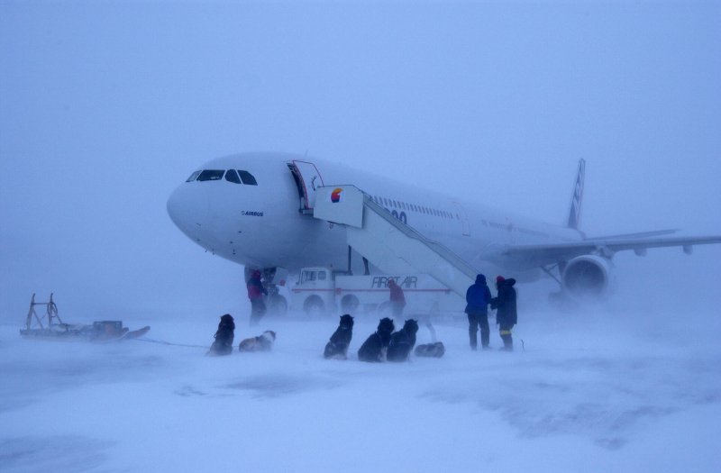 Самолет под снегом