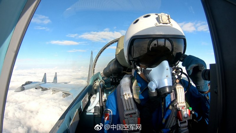 Летчики Су-30см в кабине