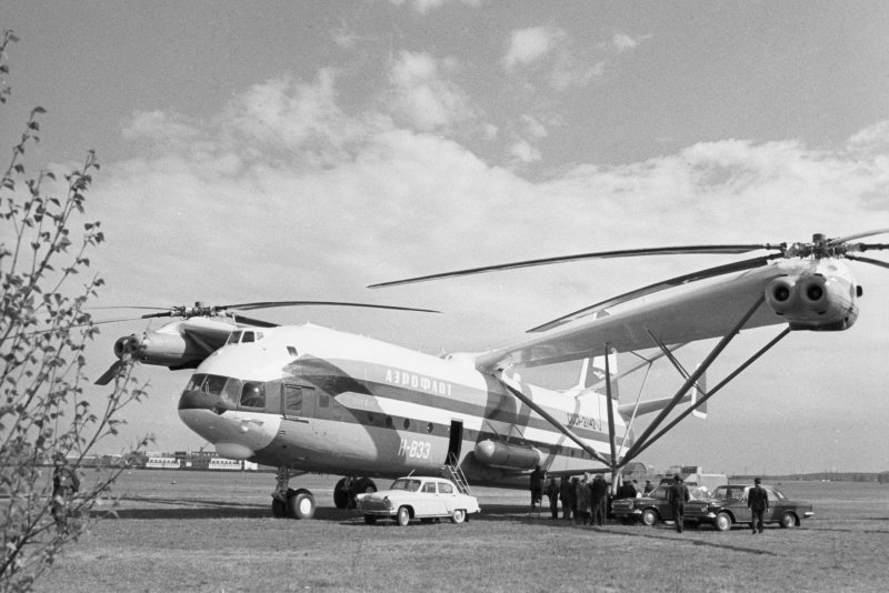 Тяжелый транспортный вертолет ми-12