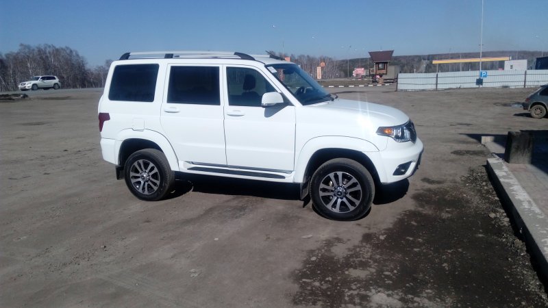 УАЗ Патриот белый на 20 дисках