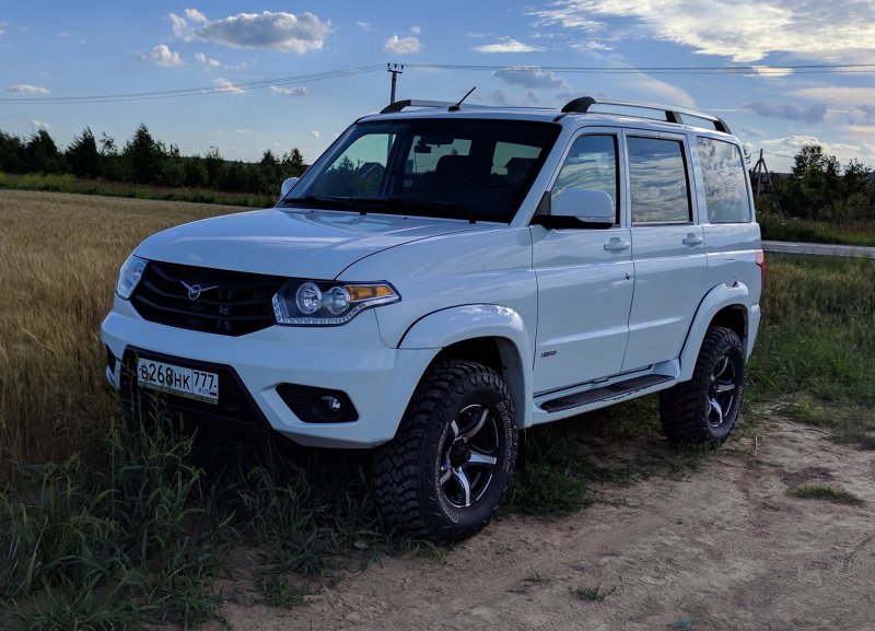 Белый УАЗ Патриот УАЗ