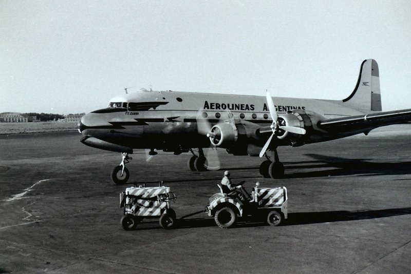 DC-4 самолет