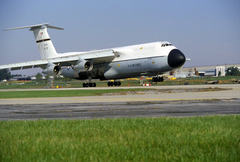 Lockheed c-5 Galaxy landing