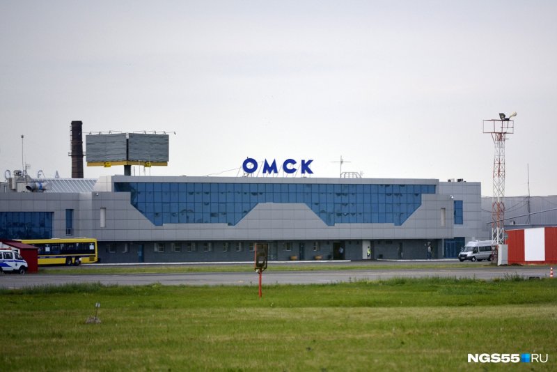 Омский аэропорт ночью