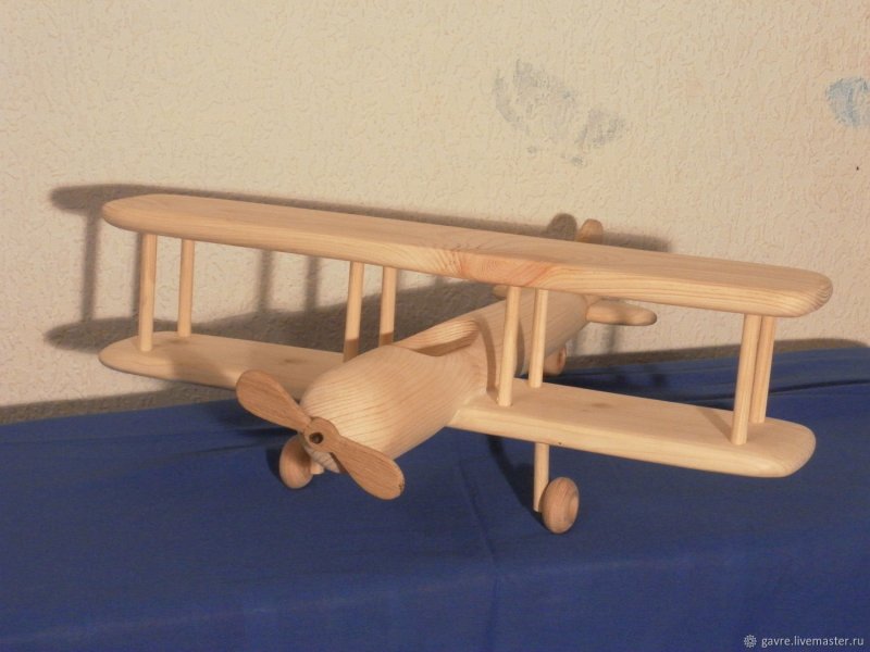 Игрушечный самолет из дерева